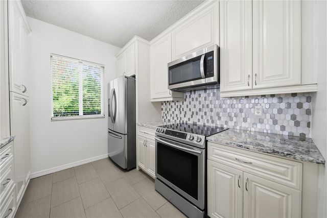 18117 PARADISE POINT DRIVE, Tampa, FL 33647