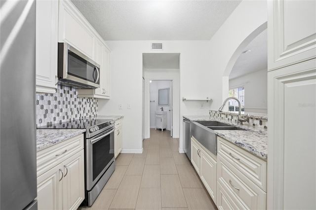 18117 PARADISE POINT DRIVE, Tampa, FL 33647