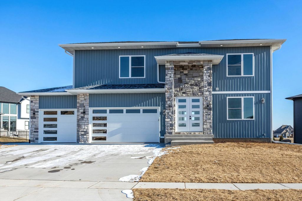 6589 Blackbird Lane, Bettendorf, IA 52722