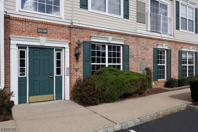 221 Windmill Ct, Lopatcong Twp., NJ 08865