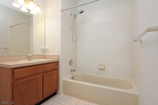 221 Windmill Ct, Lopatcong Twp., NJ 08865