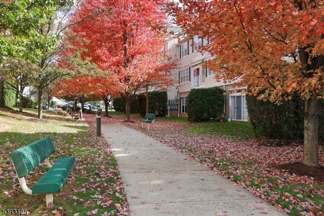 221 Windmill Ct, Lopatcong Twp., NJ 08865