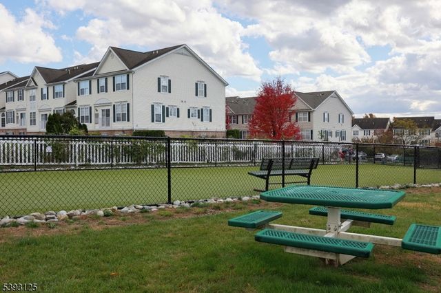 221 Windmill Ct, Lopatcong Twp., NJ 08865