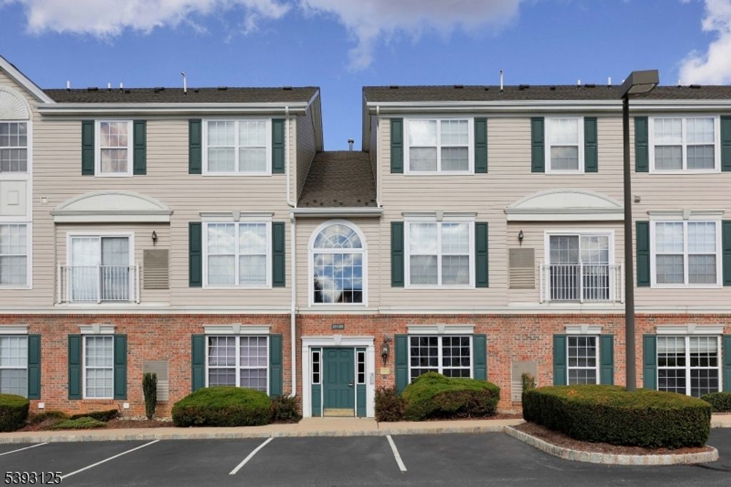 221 Windmill Ct, Lopatcong Twp., NJ 08865