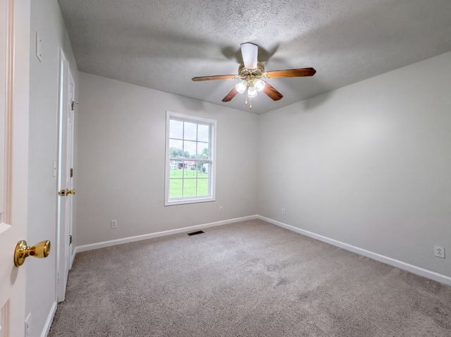 610 W Harper Rd, Portland, TN 37148