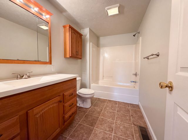 610 W Harper Rd, Portland, TN 37148