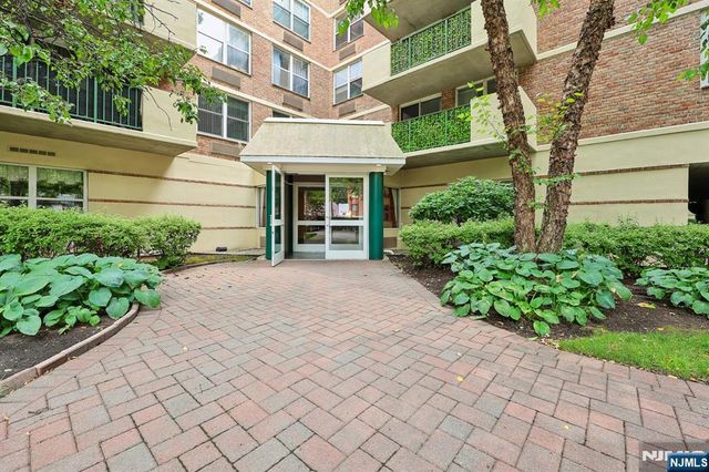 200 Grand Cove Way 2D, Edgewater, NJ 07020