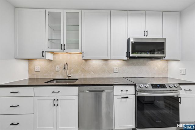 200 Grand Cove Way 2D, Edgewater, NJ 07020