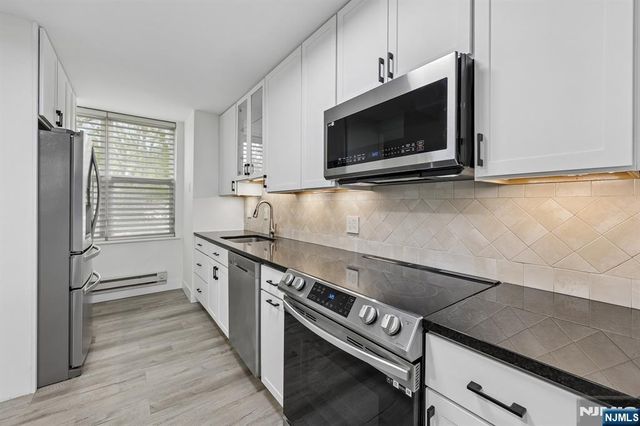 200 Grand Cove Way 2D, Edgewater, NJ 07020