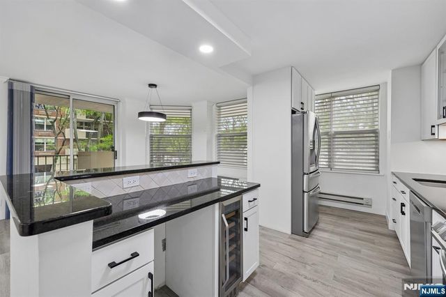 200 Grand Cove Way 2D, Edgewater, NJ 07020