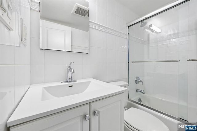 200 Grand Cove Way 2D, Edgewater, NJ 07020