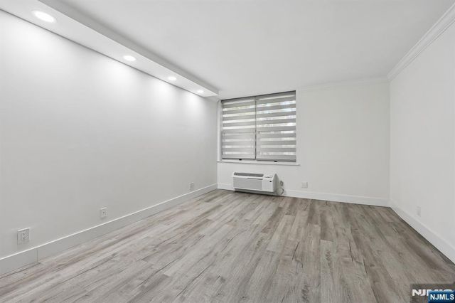 200 Grand Cove Way 2D, Edgewater, NJ 07020