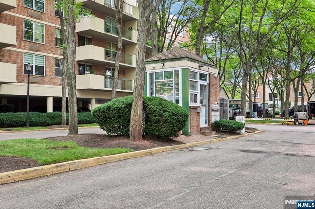 200 Grand Cove Way 2D, Edgewater, NJ 07020