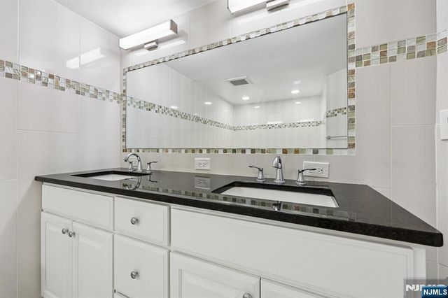 200 Grand Cove Way 2D, Edgewater, NJ 07020