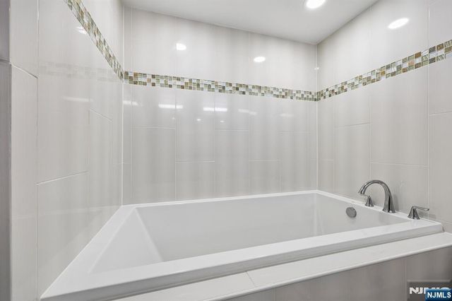 200 Grand Cove Way 2D, Edgewater, NJ 07020