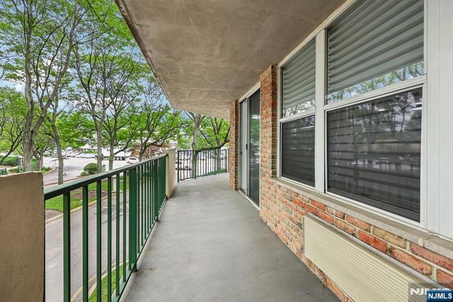 200 Grand Cove Way 2D, Edgewater, NJ 07020