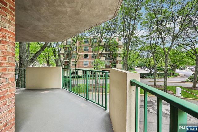 200 Grand Cove Way 2D, Edgewater, NJ 07020
