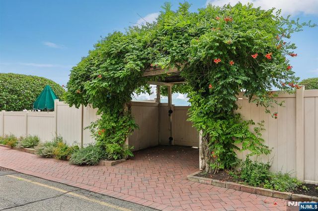 200 Grand Cove Way 2D, Edgewater, NJ 07020