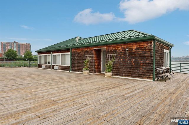 200 Grand Cove Way 2D, Edgewater, NJ 07020