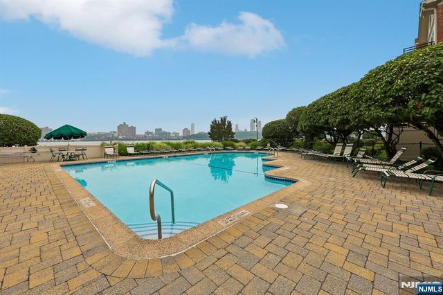 200 Grand Cove Way 2D, Edgewater, NJ 07020
