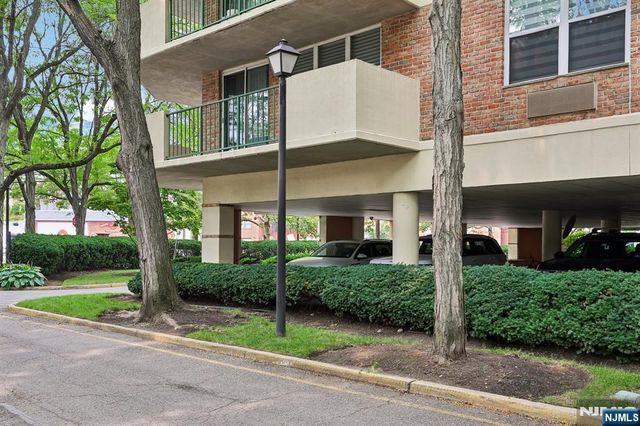 200 Grand Cove Way 2D, Edgewater, NJ 07020