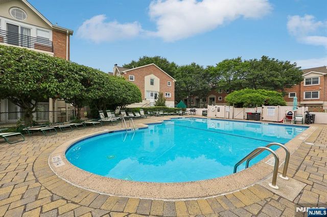 200 Grand Cove Way 2D, Edgewater, NJ 07020