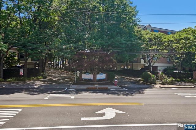 200 Grand Cove Way 2D, Edgewater, NJ 07020