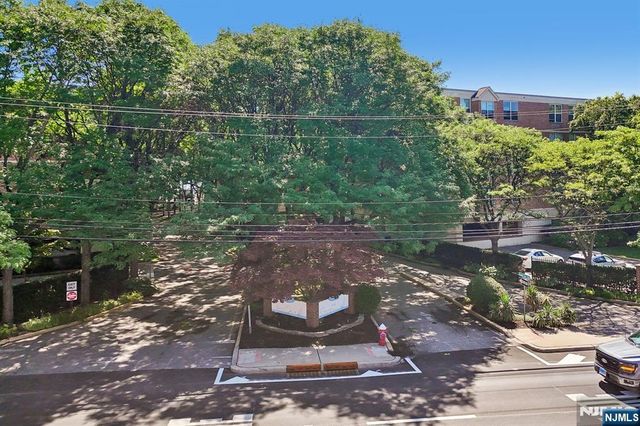 200 Grand Cove Way 2D, Edgewater, NJ 07020