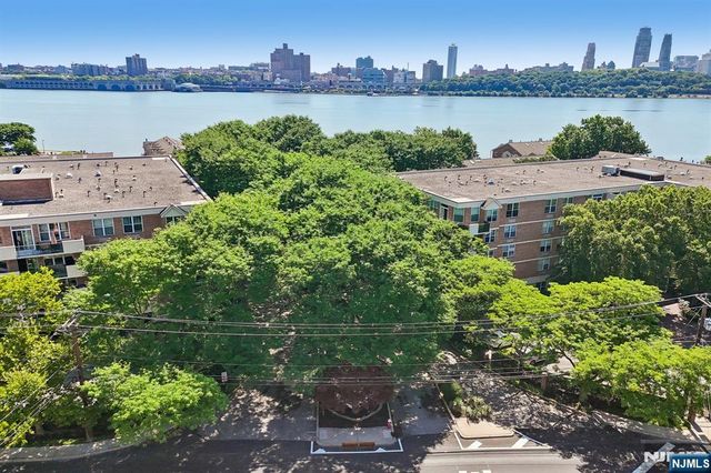 200 Grand Cove Way 2D, Edgewater, NJ 07020