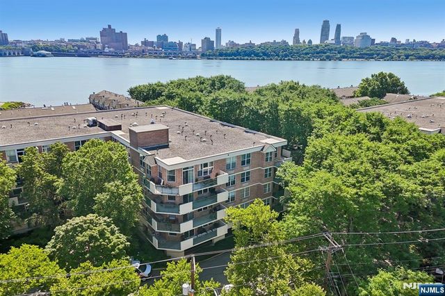 200 Grand Cove Way 2D, Edgewater, NJ 07020