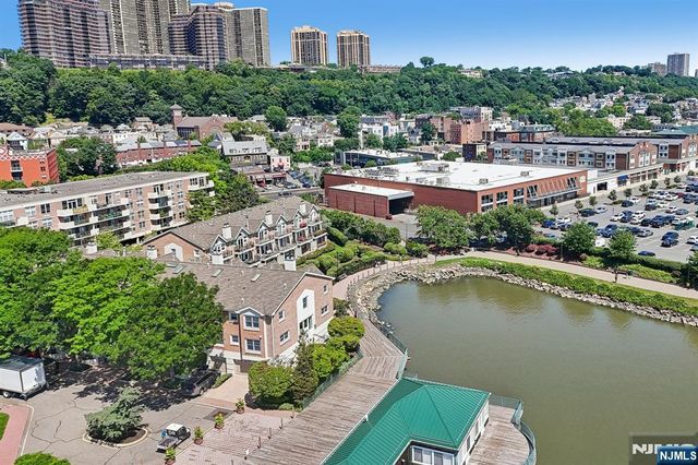 200 Grand Cove Way 2D, Edgewater, NJ 07020