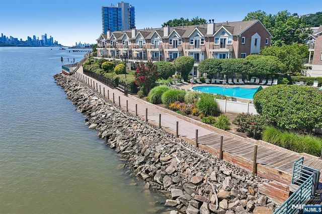 200 Grand Cove Way 2D, Edgewater, NJ 07020