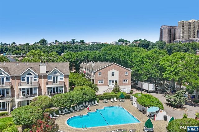 200 Grand Cove Way 2D, Edgewater, NJ 07020