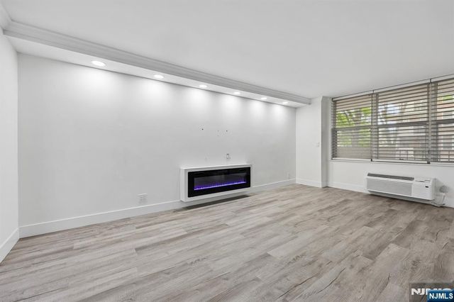 200 Grand Cove Way 2D, Edgewater, NJ 07020