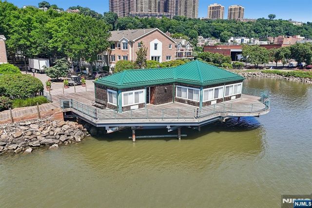 200 Grand Cove Way 2D, Edgewater, NJ 07020