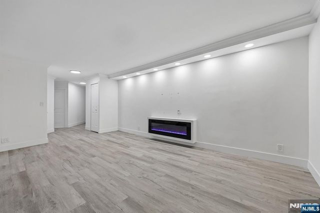 200 Grand Cove Way 2D, Edgewater, NJ 07020