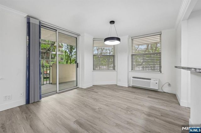 200 Grand Cove Way 2D, Edgewater, NJ 07020