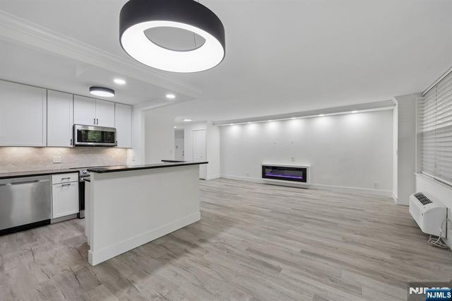 200 Grand Cove Way 2D, Edgewater, NJ 07020