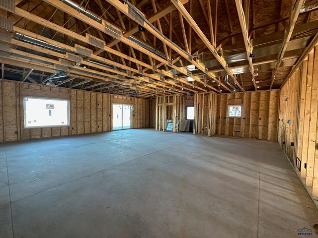 221 MEADOWLARK DR, Hot Springs, SD 57745