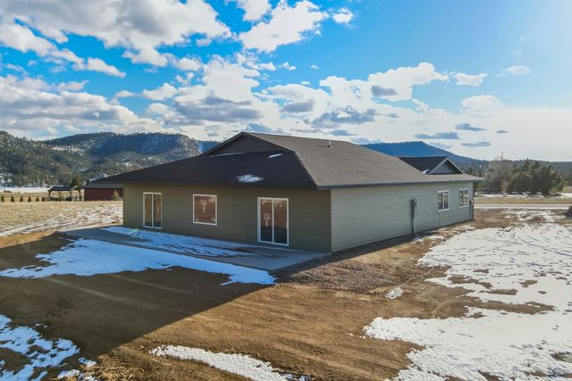 221 MEADOWLARK DR, Hot Springs, SD 57745