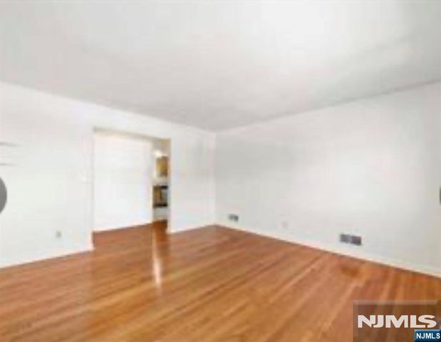 456 9th Street 2, Palisades Park, NJ 07650