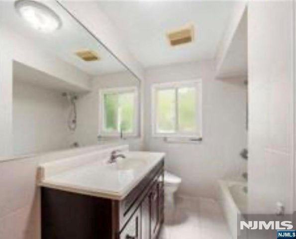 456 9th Street 2, Palisades Park, NJ 07650