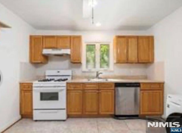 456 9th Street 2, Palisades Park, NJ 07650