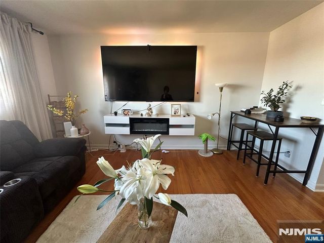 456 9th Street 2, Palisades Park, NJ 07650