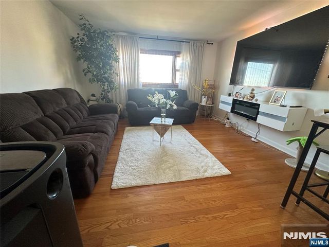 456 9th Street 2, Palisades Park, NJ 07650