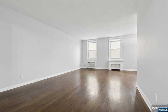 2160 Center Avenue 4N, Fort Lee, NJ 07024