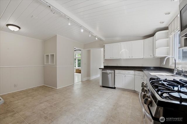 1532 5th Avenue W, Seattle, WA 98119