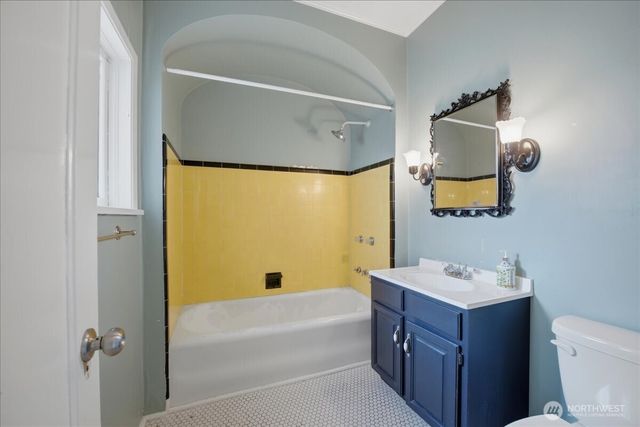 1532 5th Avenue W, Seattle, WA 98119