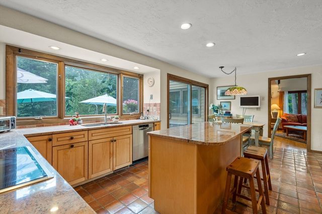 7 Hilltop Ln, Framingham, MA 01701