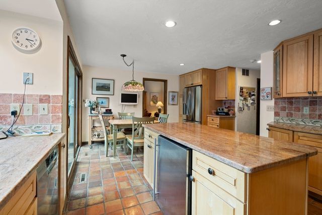 7 Hilltop Ln, Framingham, MA 01701
